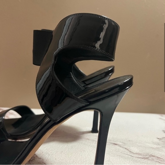 Authentic Manolo Blahnik Black Patent Strap Heeled Sandals Size 40 - Picture 3 of 11